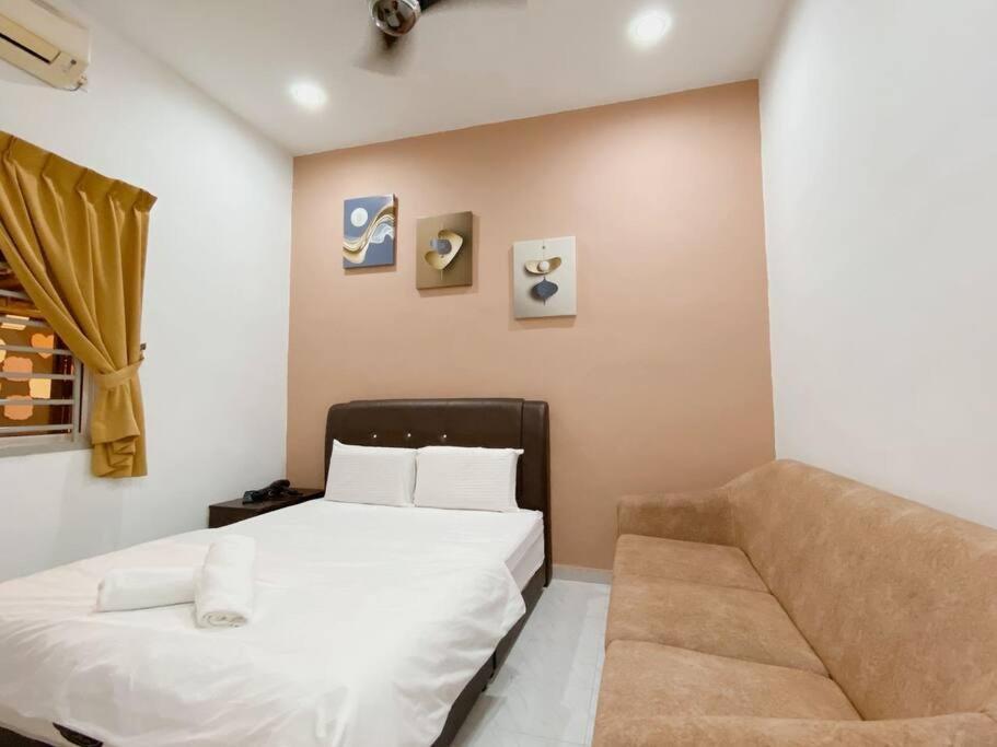B02 Istimewa Bungalow Homestay In Pandan Holiday home Johor Bahru